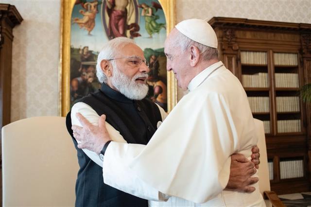 Prime Minister Narendra Modi on Saturday meets Pope Francis at the Vatican on Saturday. Photo: Twitter/NarendraModi